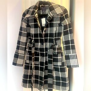 NWT - FOREVER  XXI Black and creme  COAT in S